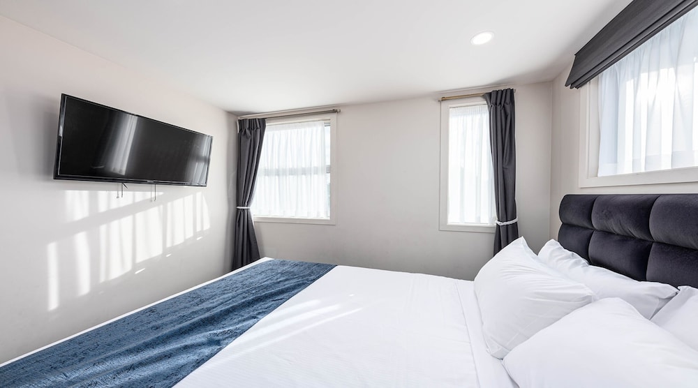 3 BEDROOMS, CONNECTING, FAMILY, APARTMENT
