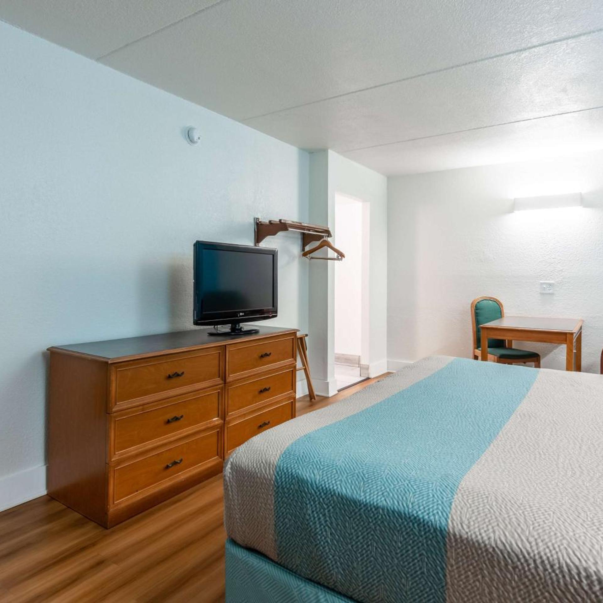 1 King Bed - Mobility Acc Tub Smk Micfridge، Motel6 North Little Rock, AR - McCain 6/8