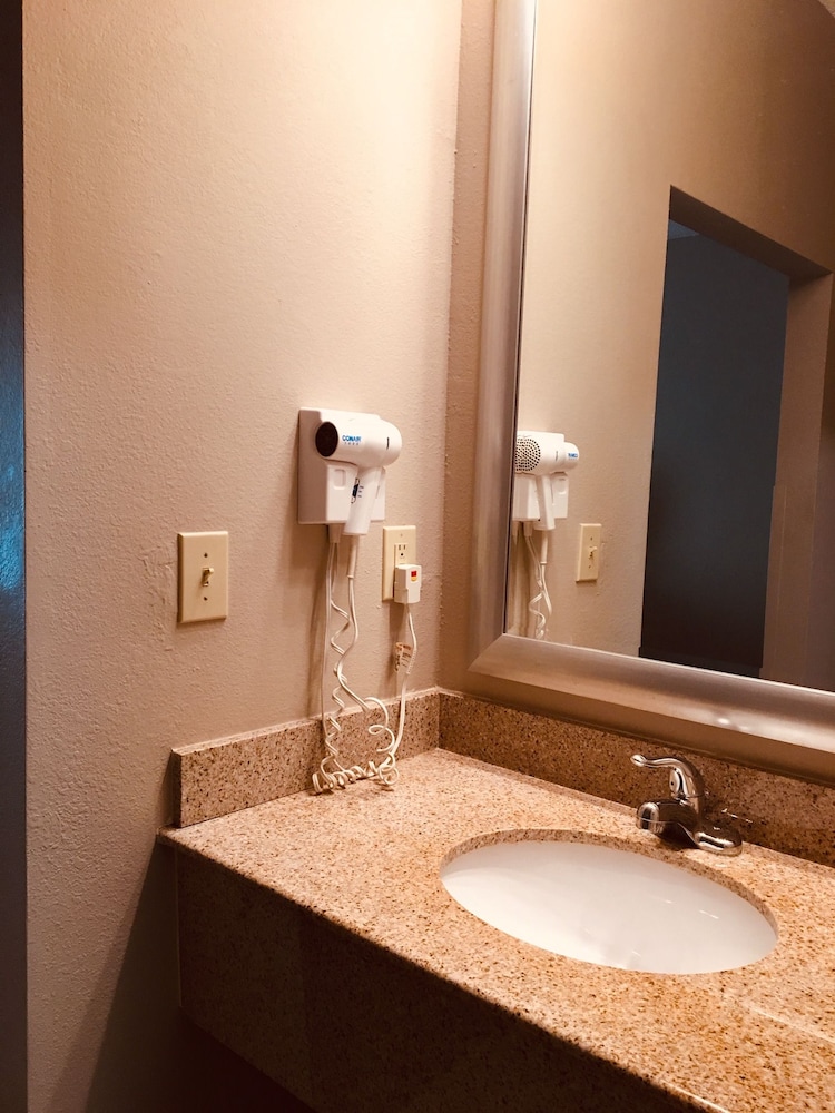 Hawthorn Extended Stay by Wyndham Conyers 6/40