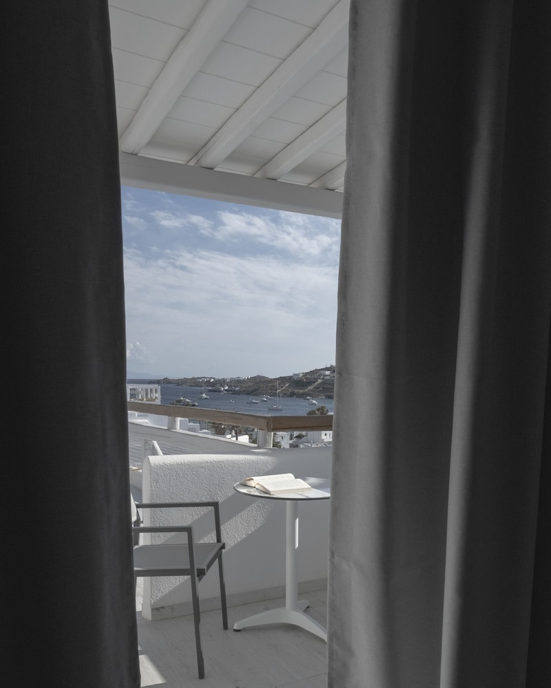 Mykonos Essence Hotel 41/47