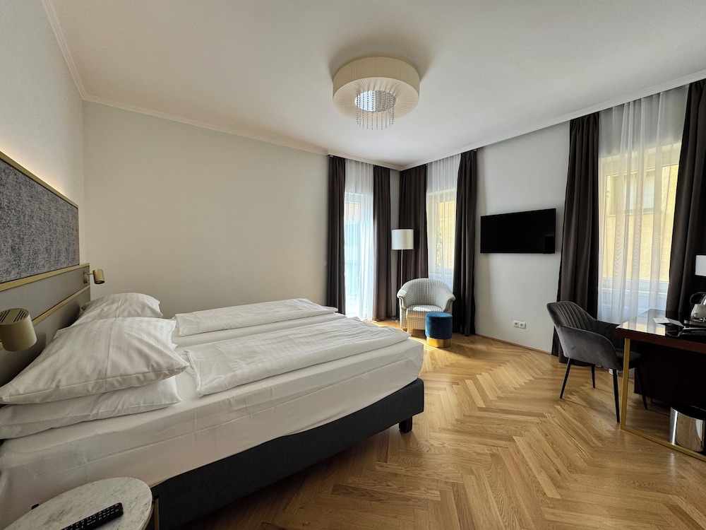 DELUXE, DOUBLE OR TWIN BED