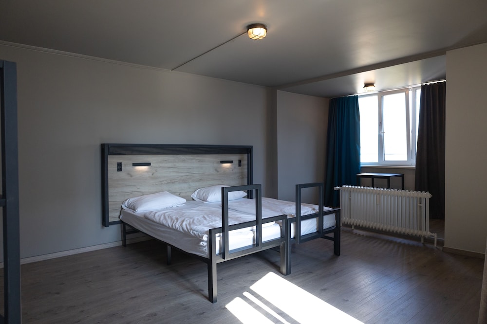 ROOM, TWIN BEDS