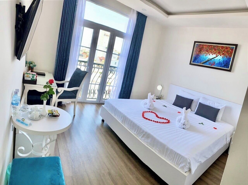 DELUXE, KING BED