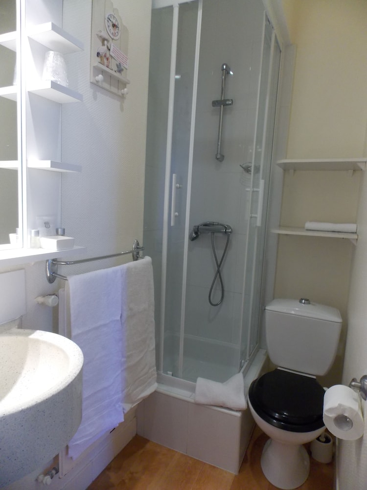 ROOM, DOUBLE OR TWIN BED