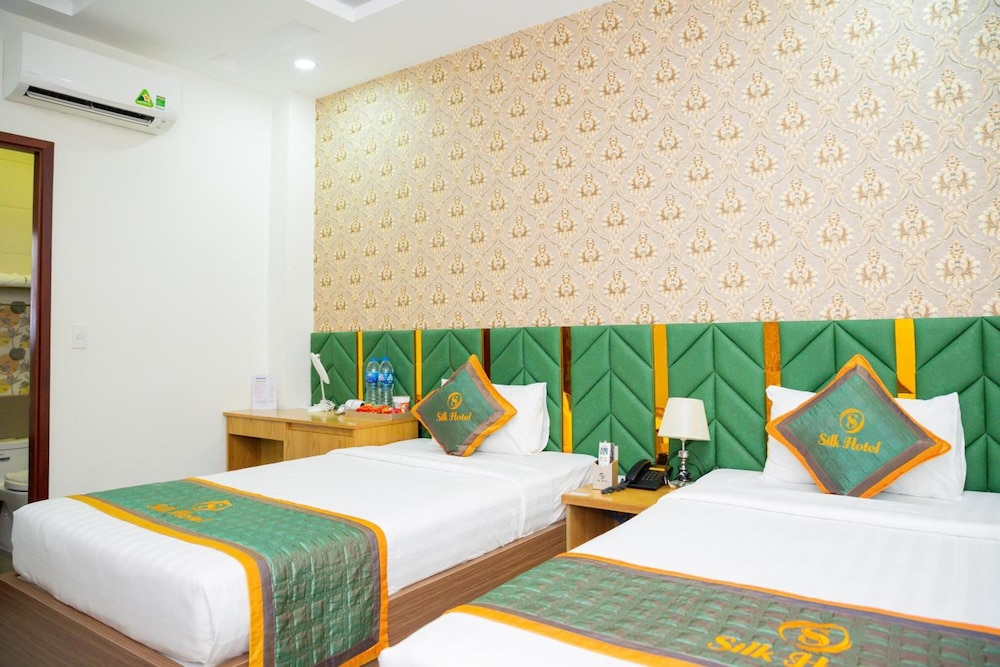 RedDoorz Plus near Tan Son Nhat airport 2 33/50