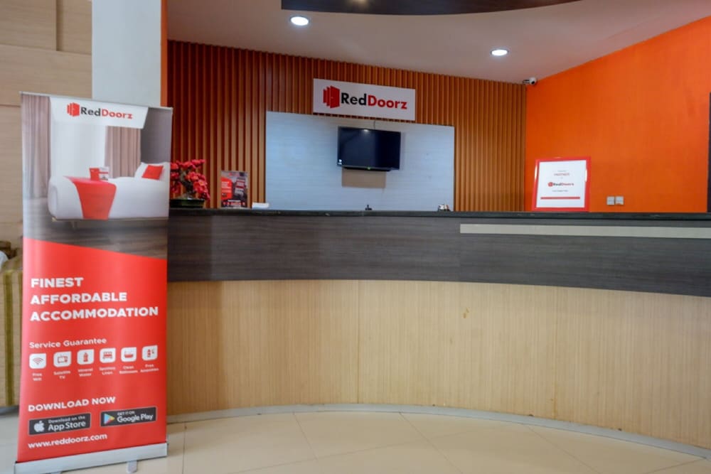 RedDoorz Plus near Hotel Benua Kendari 3/23