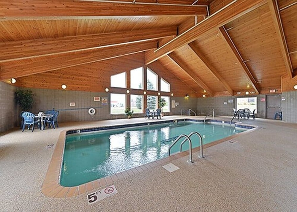 American Inn and Suites Peosta, IA 24/35