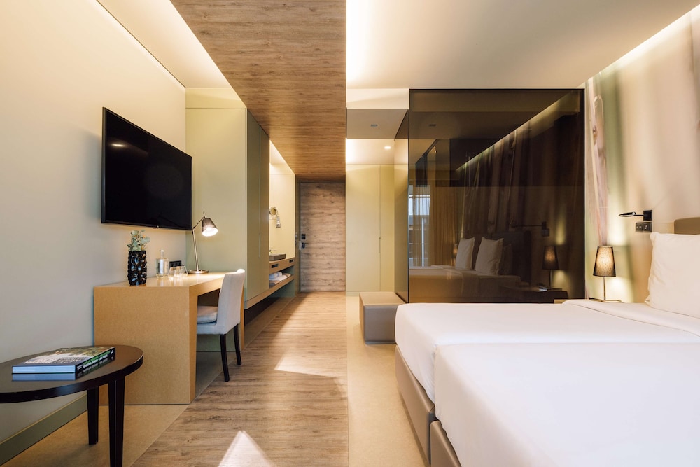 Courtyard, King Bed