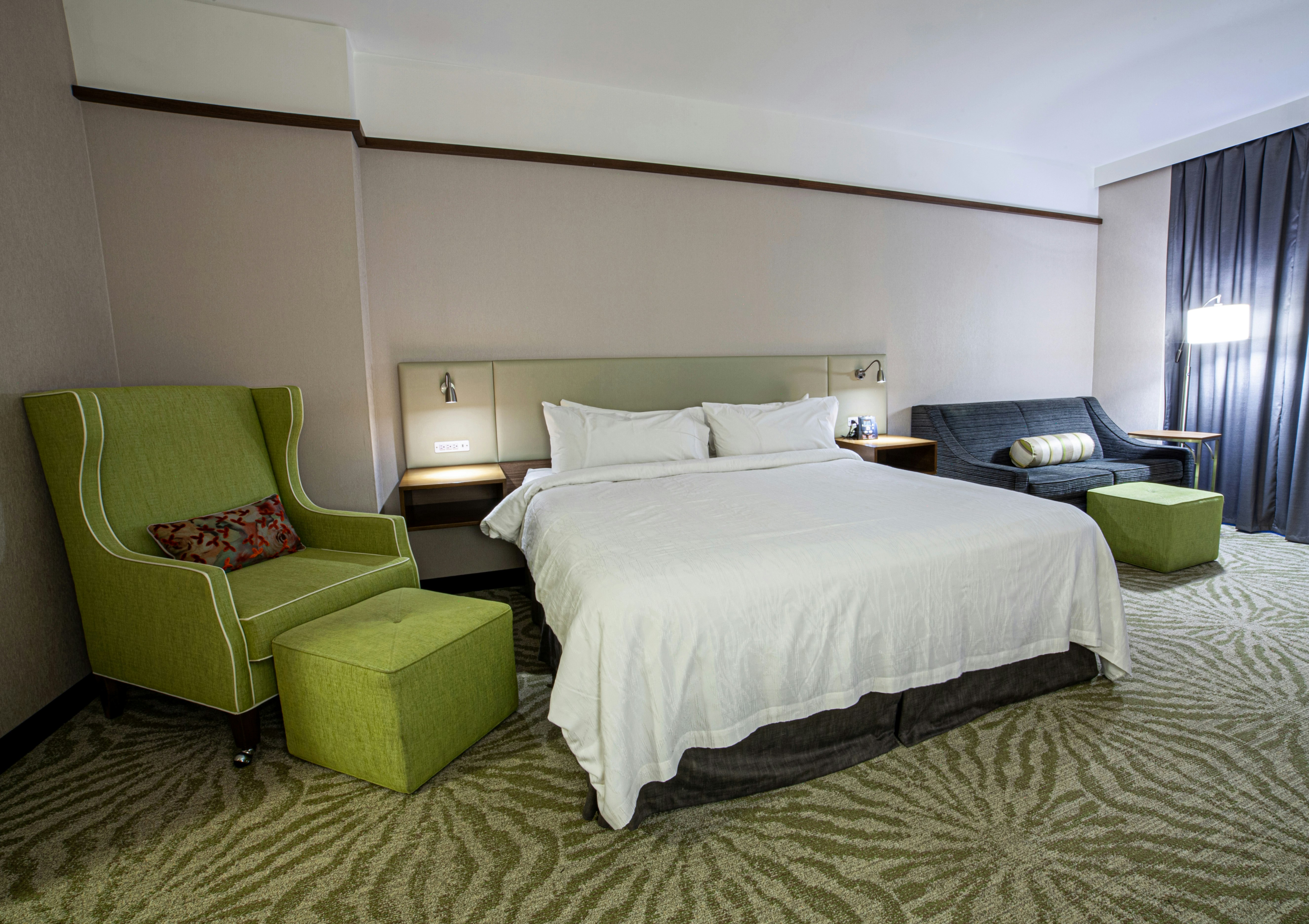 ROOM, KING BED, CORNER