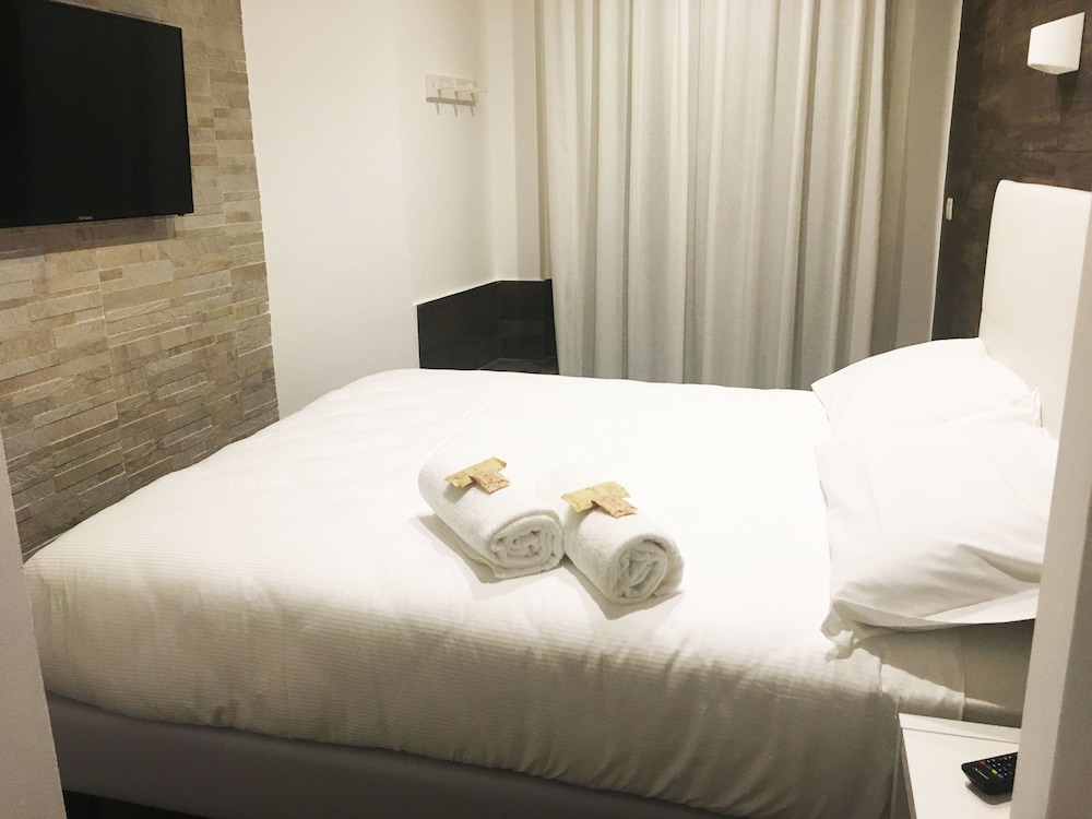 ROOM, DOUBLE BED