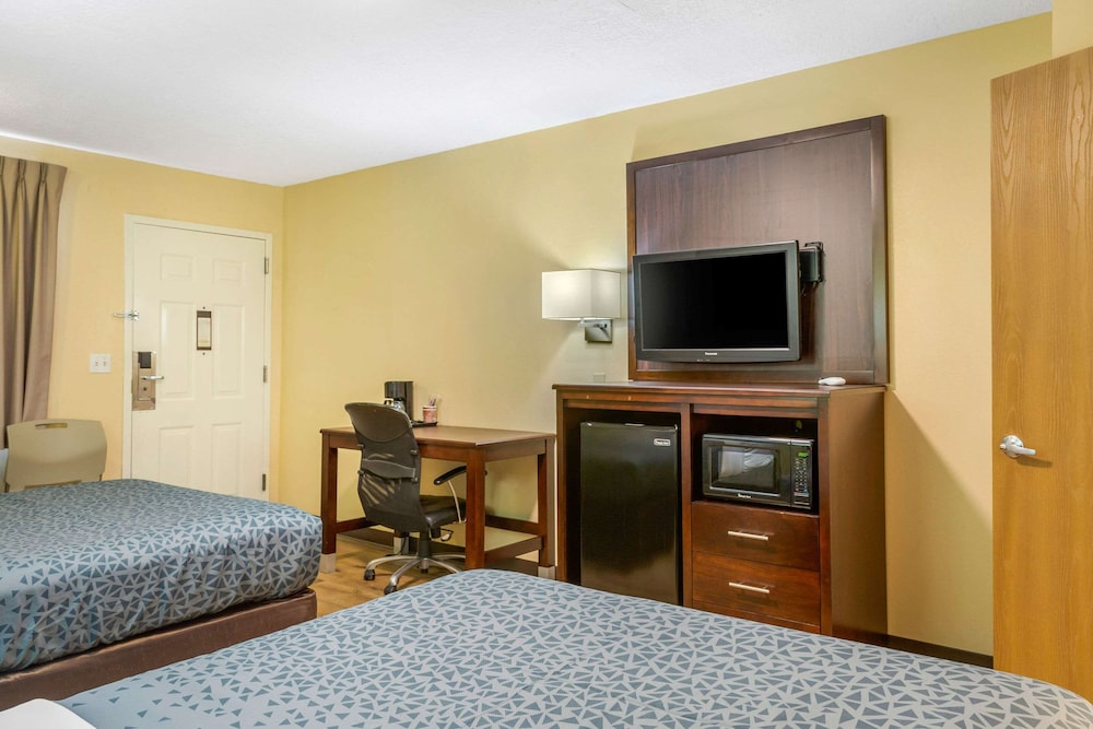 Econo Lodge West Coors Blvd 18/34