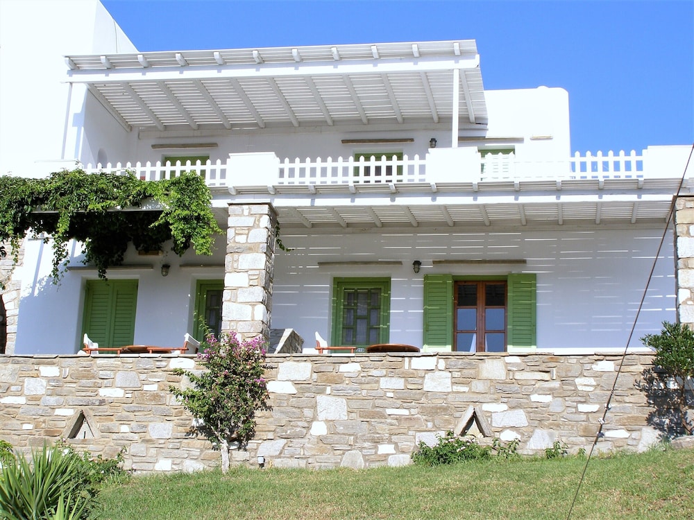 Elena Studios & Apartments 4/60