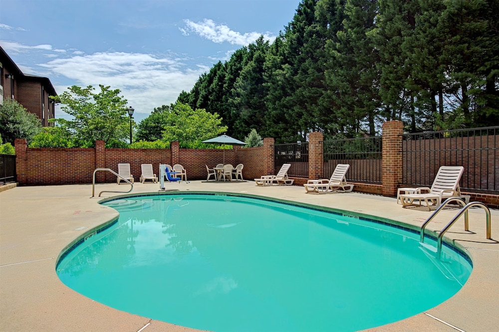 Days Inn & Suites by Wyndham Hickory 1/25