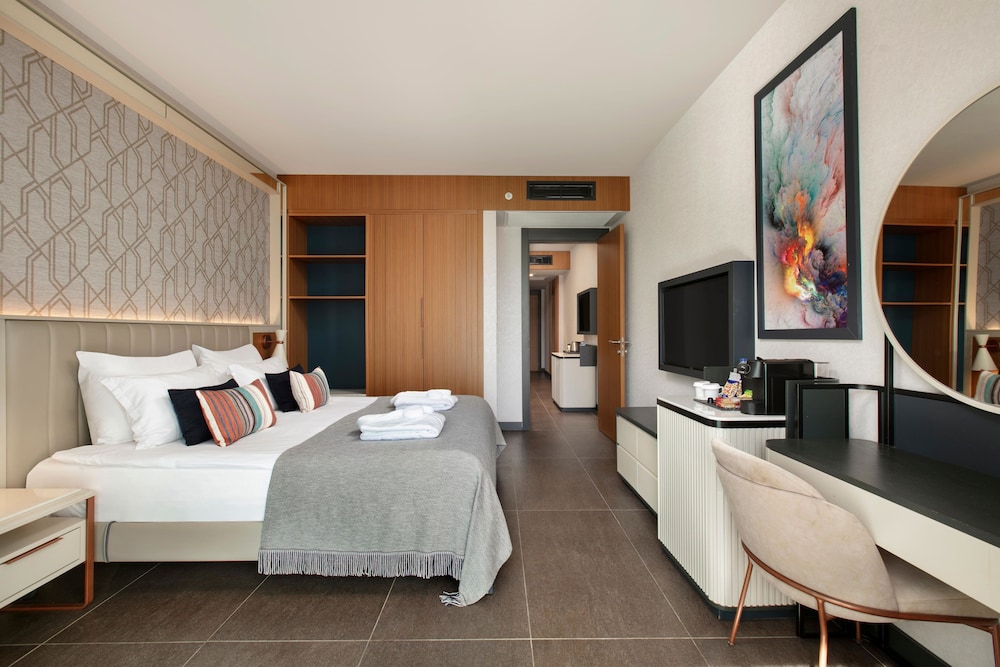 Swim Up, Family, Double and Twin Beds, Garden View