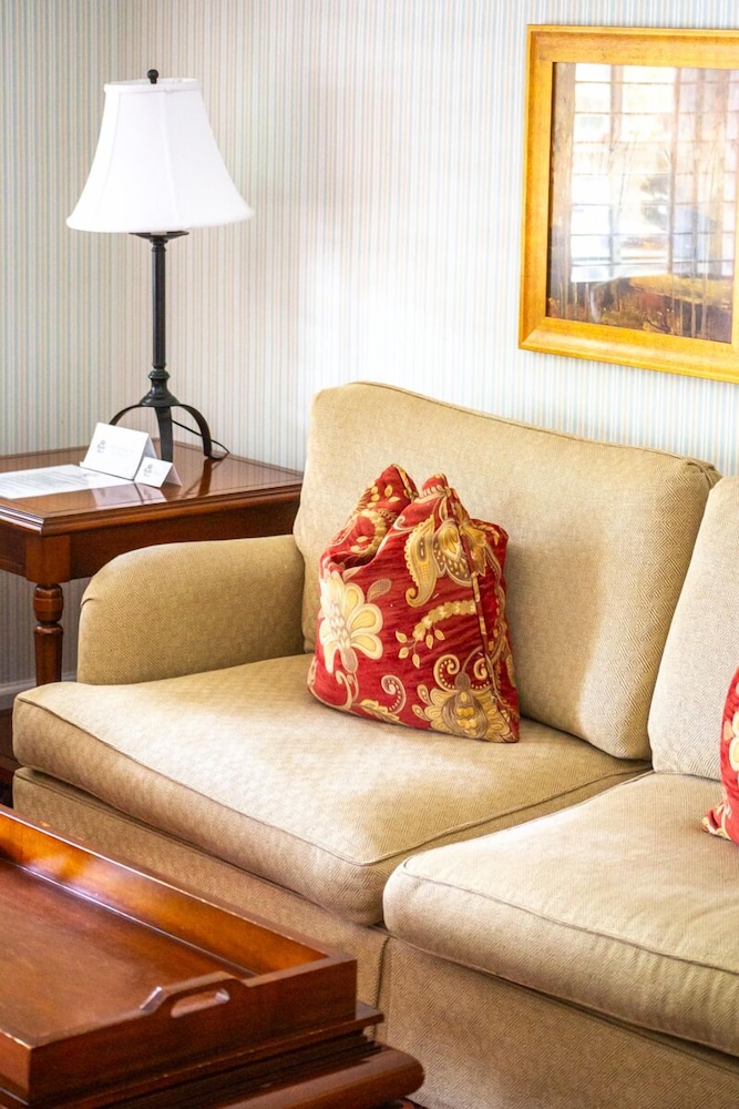 Wayside Inn photo2