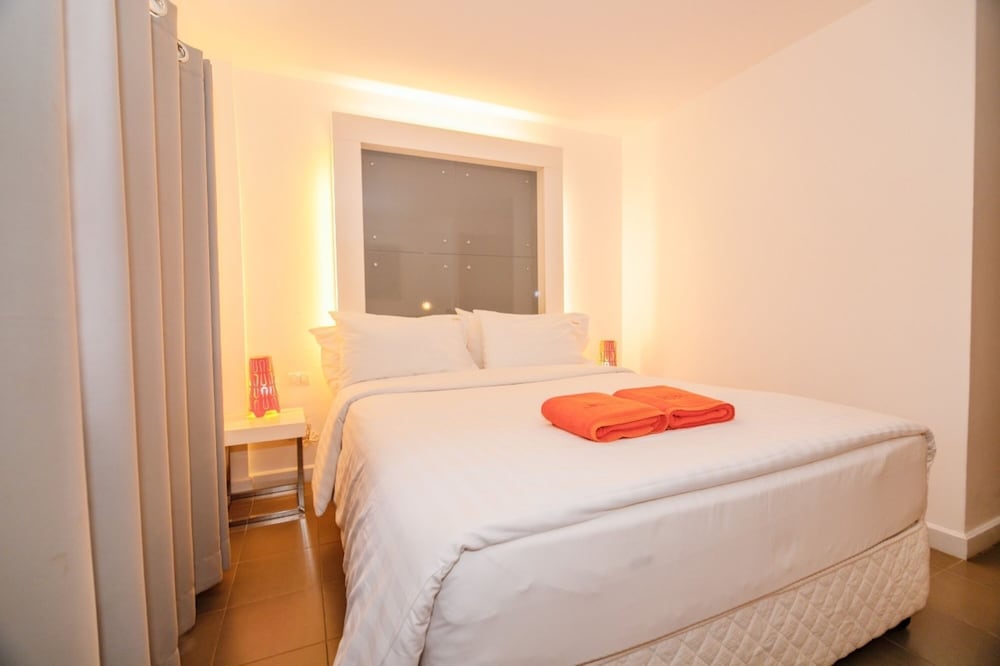 The Original Orange Rooms 20/30