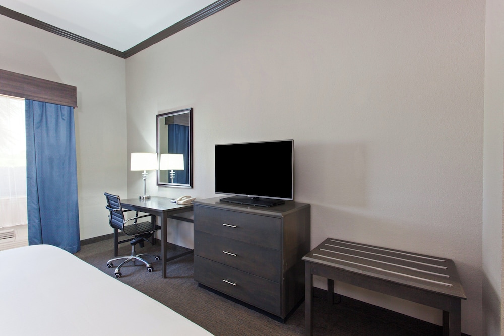 Holiday Inn Express Hotel & Suites Wharton 47/50