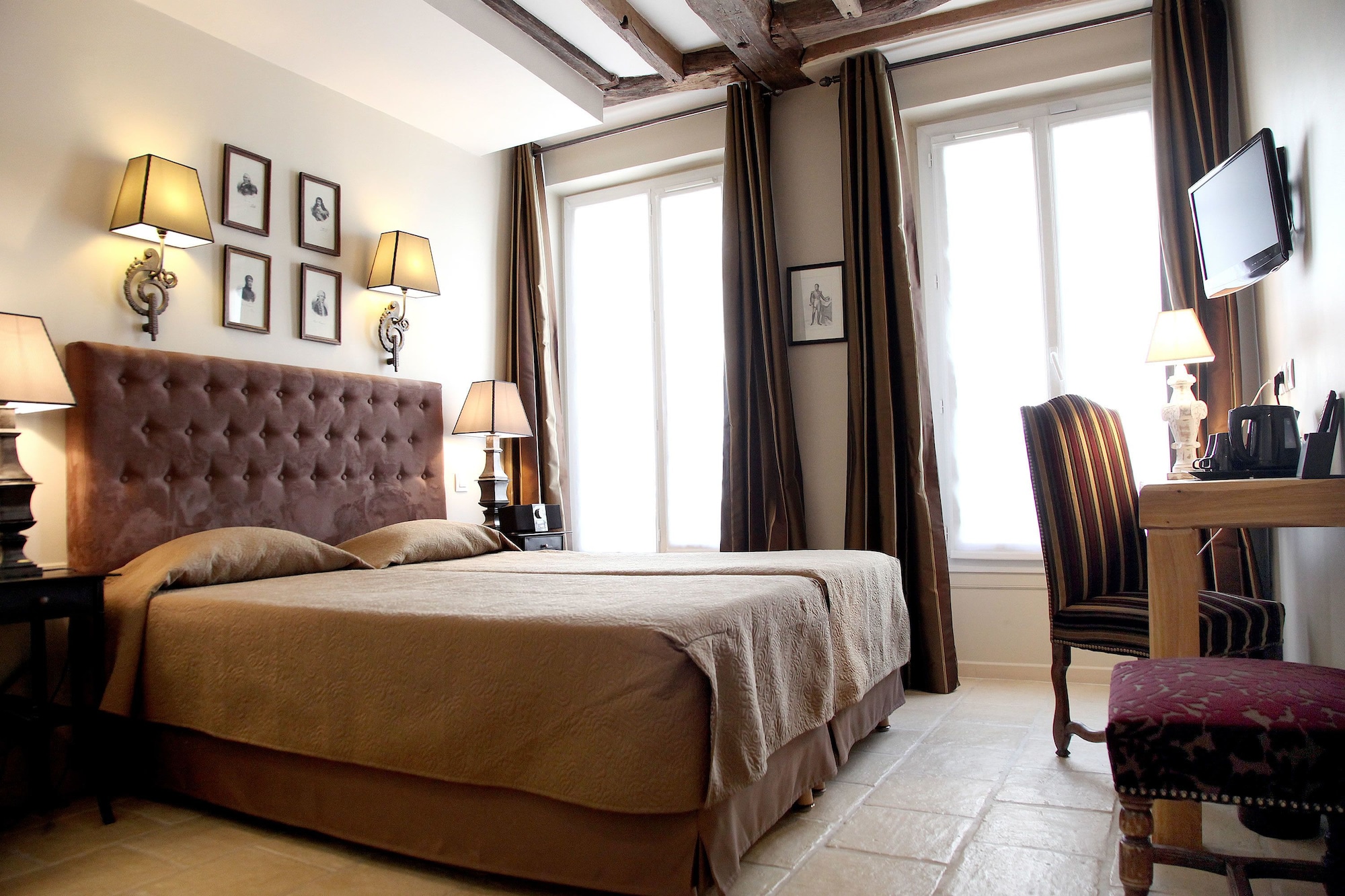DELUXE, DOUBLE OR TWIN BED