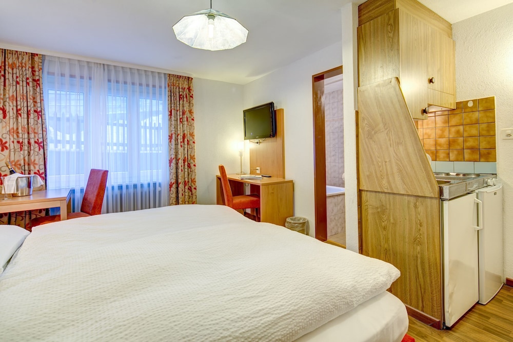 STUDIO, TWIN BEDS