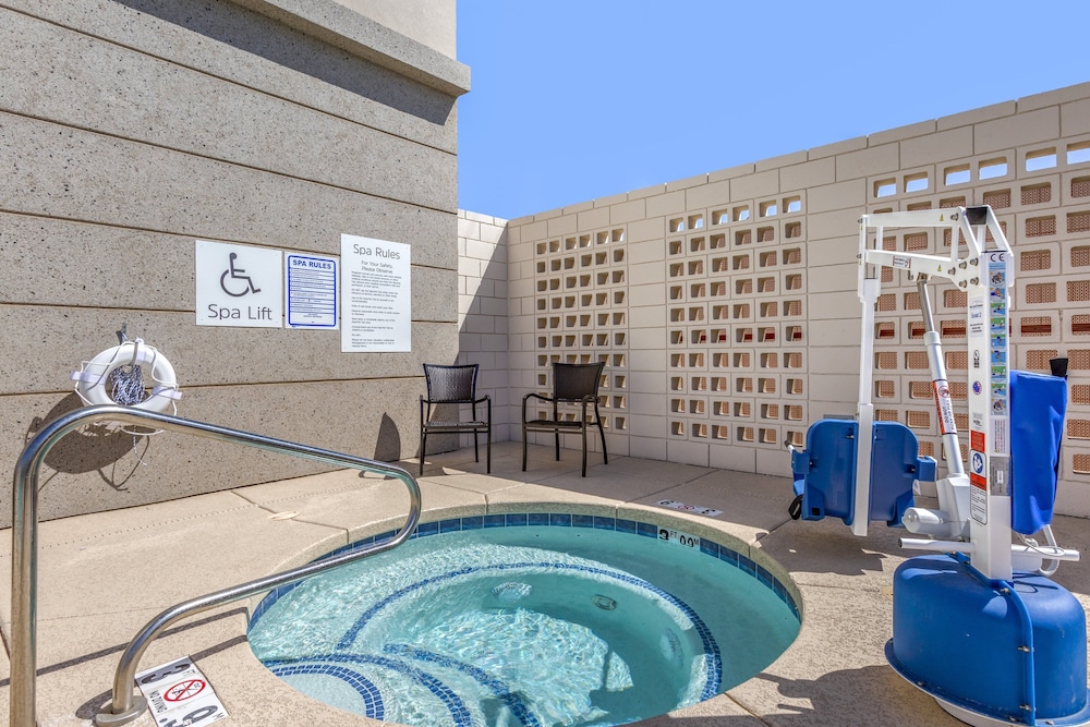 Holiday Inn Express Suites Phoenix Dwtn State Capitol 5/58