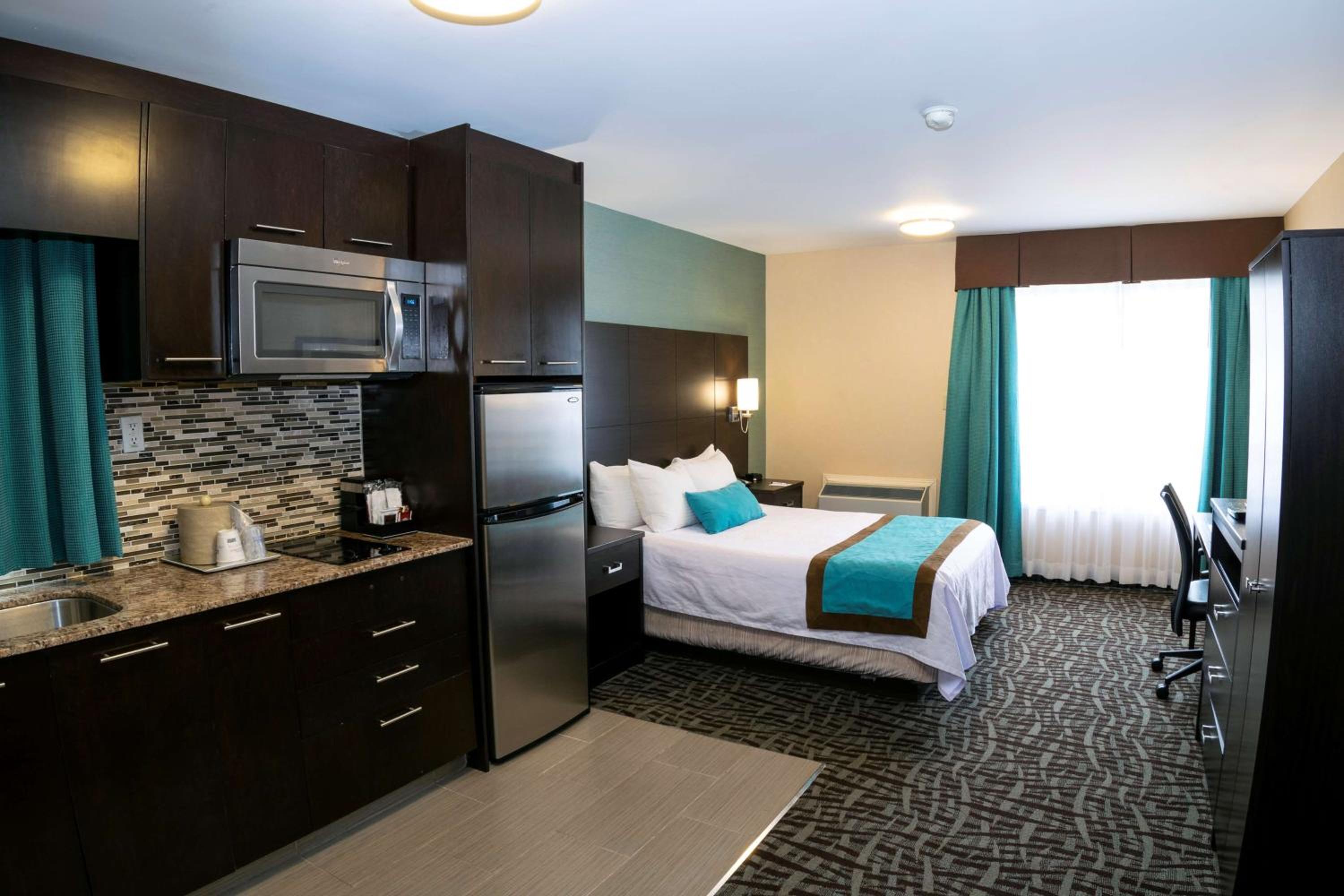 غرفة بسرير كوين بمطبخ صغير، Best Western Plus Barrie 2/6