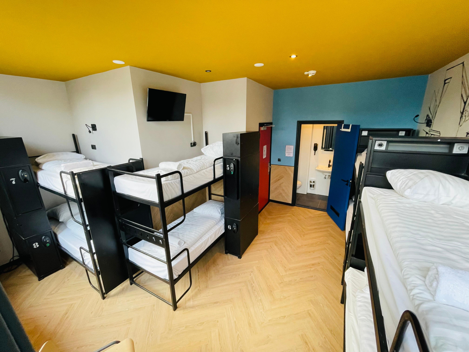 Private, Mixed Dorm, 8 Beds