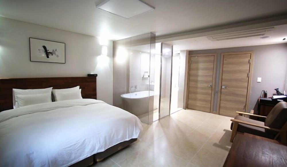 ECONOMY, KING BED, BATHTUB