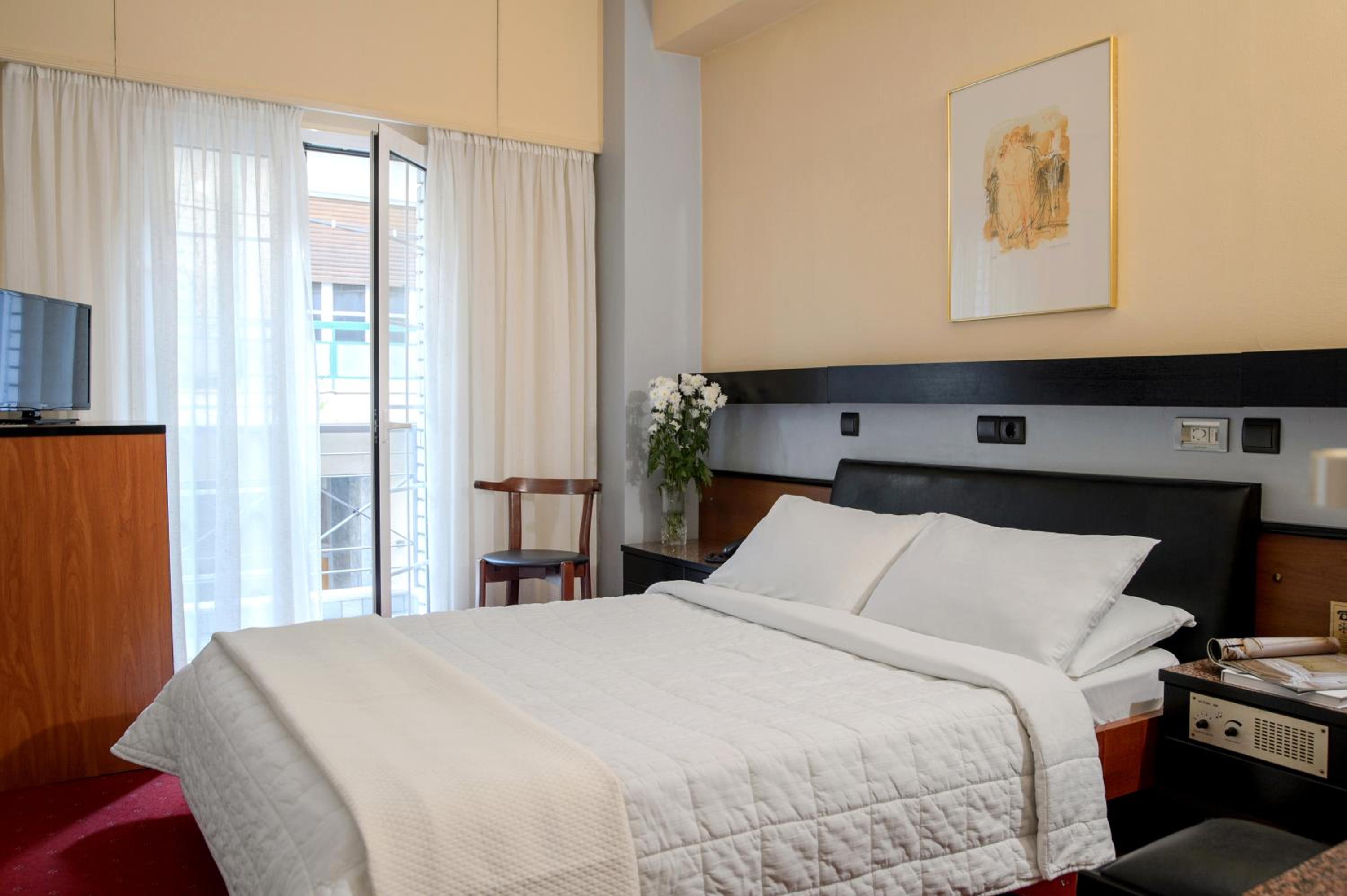 Room, Double Bed, Small Balcony, Victory Inn 3/10