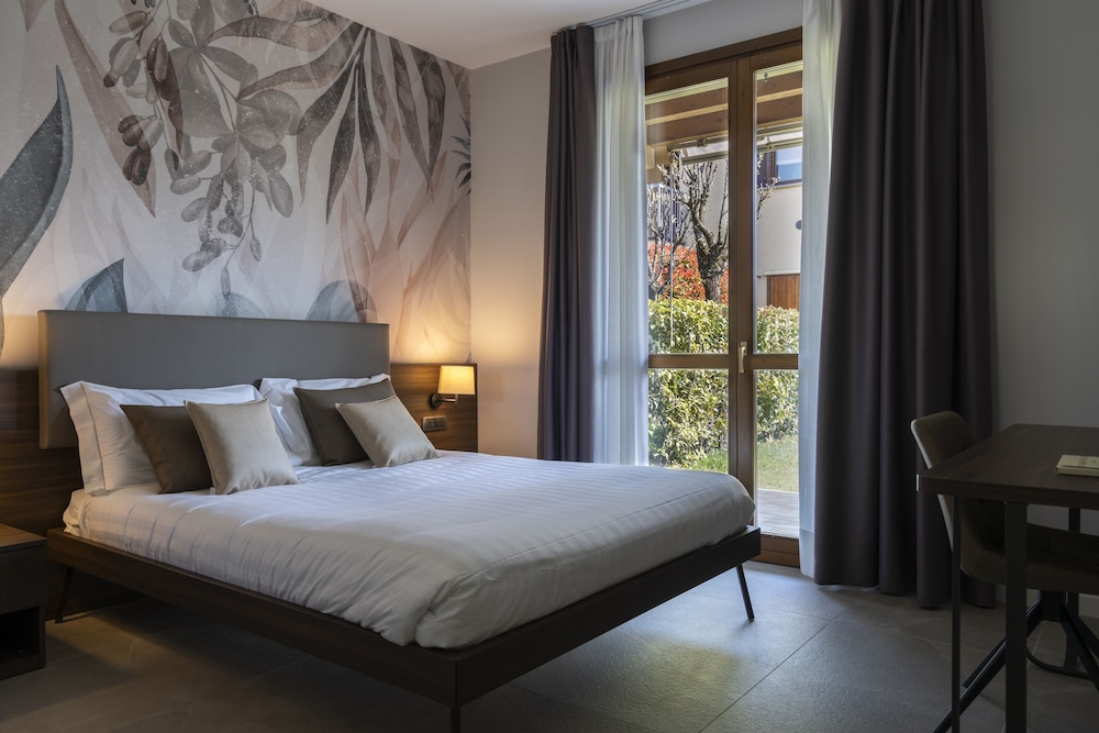 Room, Double Bed, Pool View, Garden Area