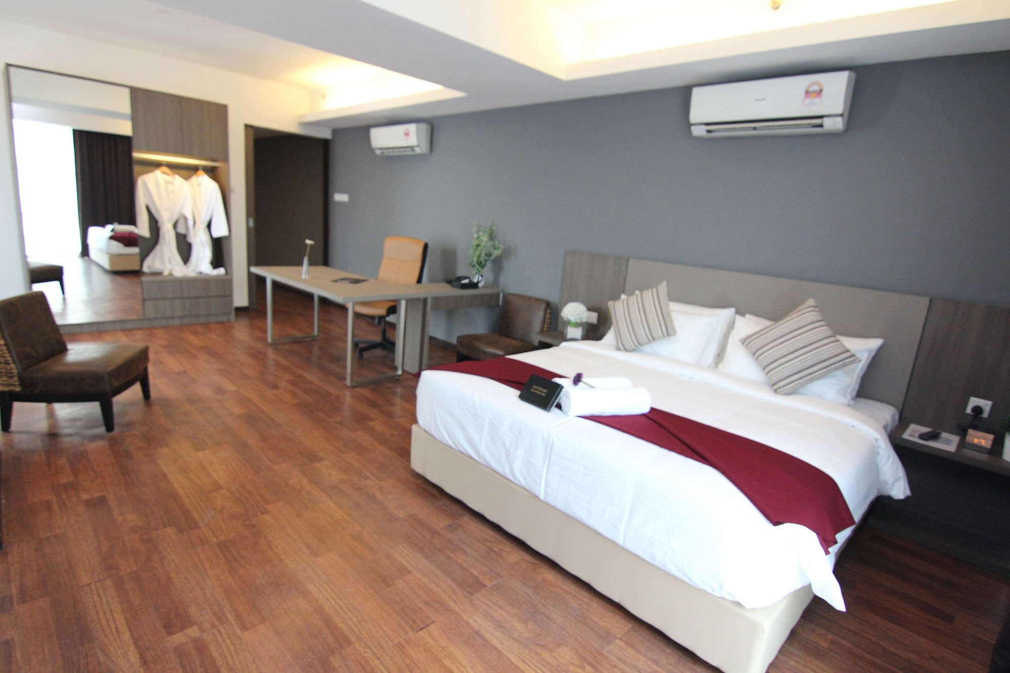 DELUXE, EXECUTIVE, SUITE