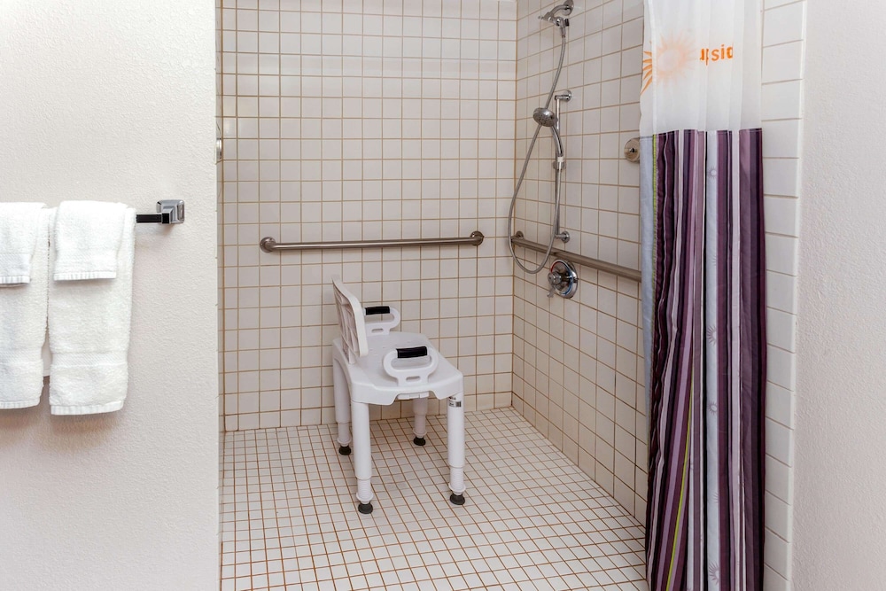La Quinta Inn Suites Milwaukee Glendale Bayshore 13/37