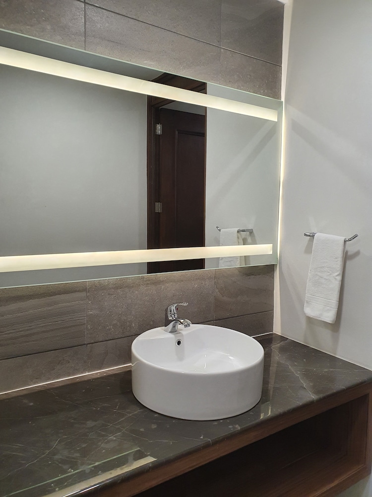 Estanza Hotel and Suites 54/58