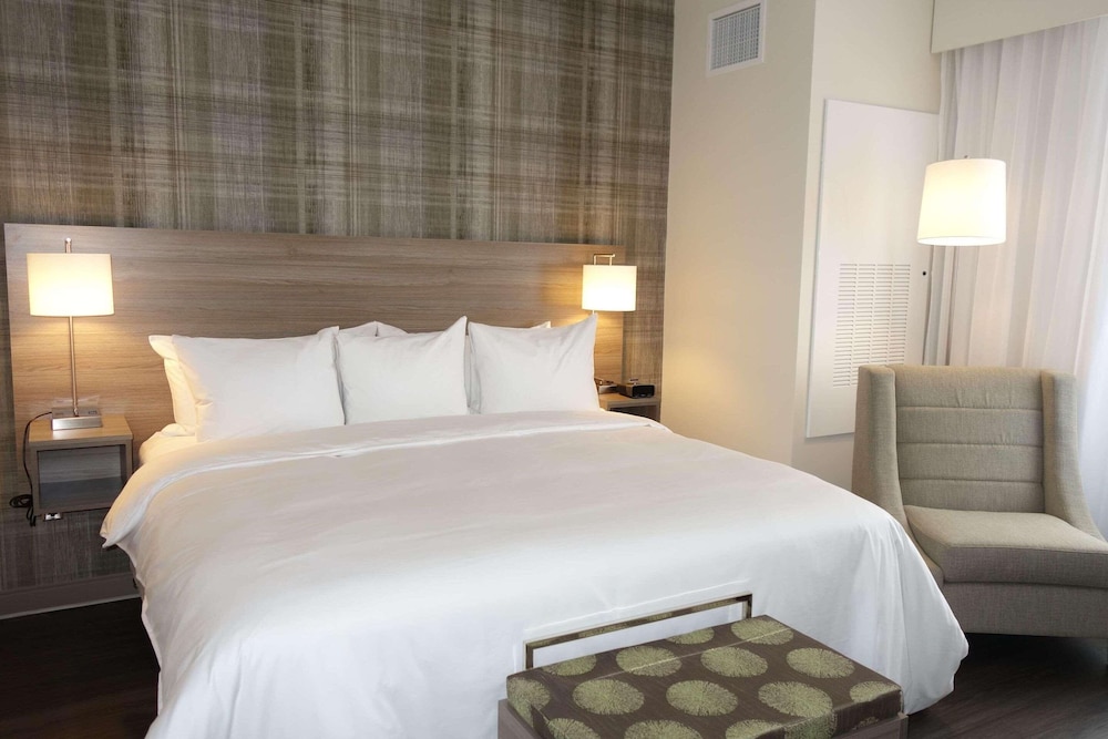 جناح استوديو بسرير كينج، Radisson Kingswood Hotel Fredericton, NB 2/2