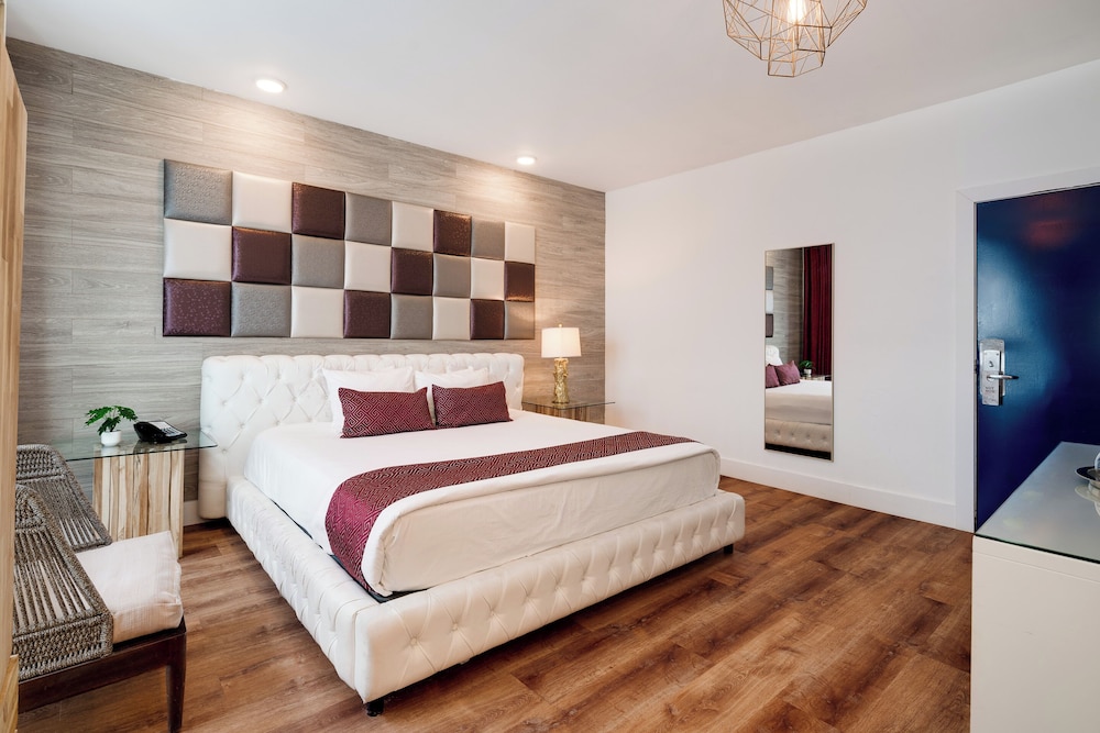 JUNIOR SUITE, KING BED, FRENCH BALCONY