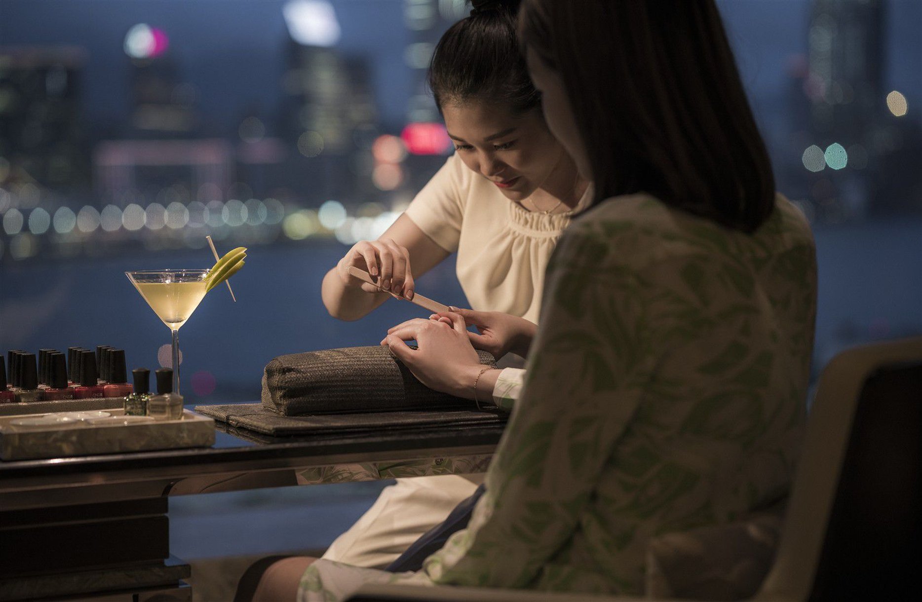 Four Seasons Hotel Hong Kong 11/76