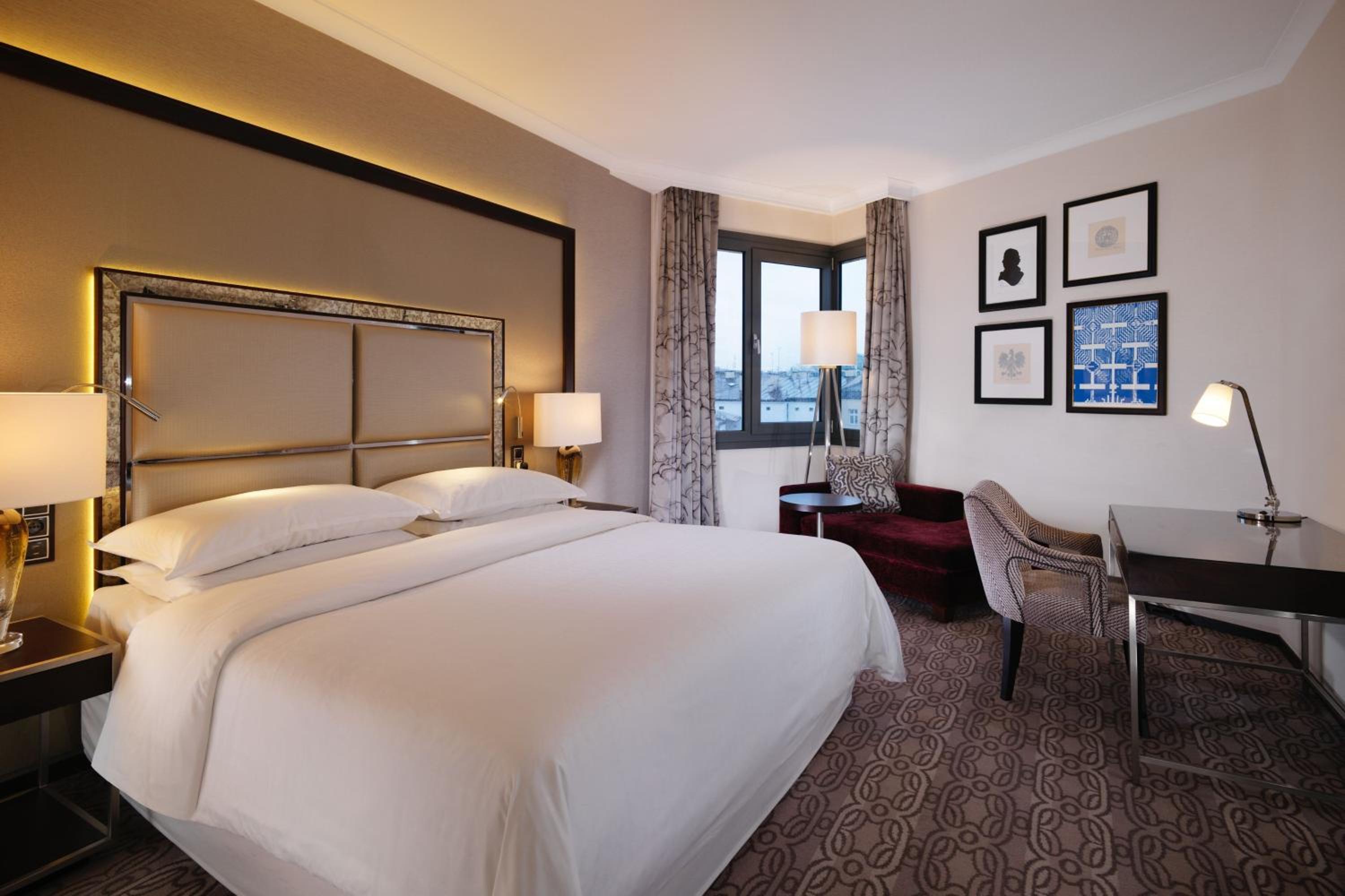 Guest Room, Deluxe, King Bed, City or Atrium View، Sheraton Grand Krakow Formerly Sheraton Krakow Hotel 3/7