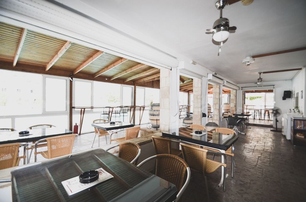 Coliseum Studios And Apartments 13/25
