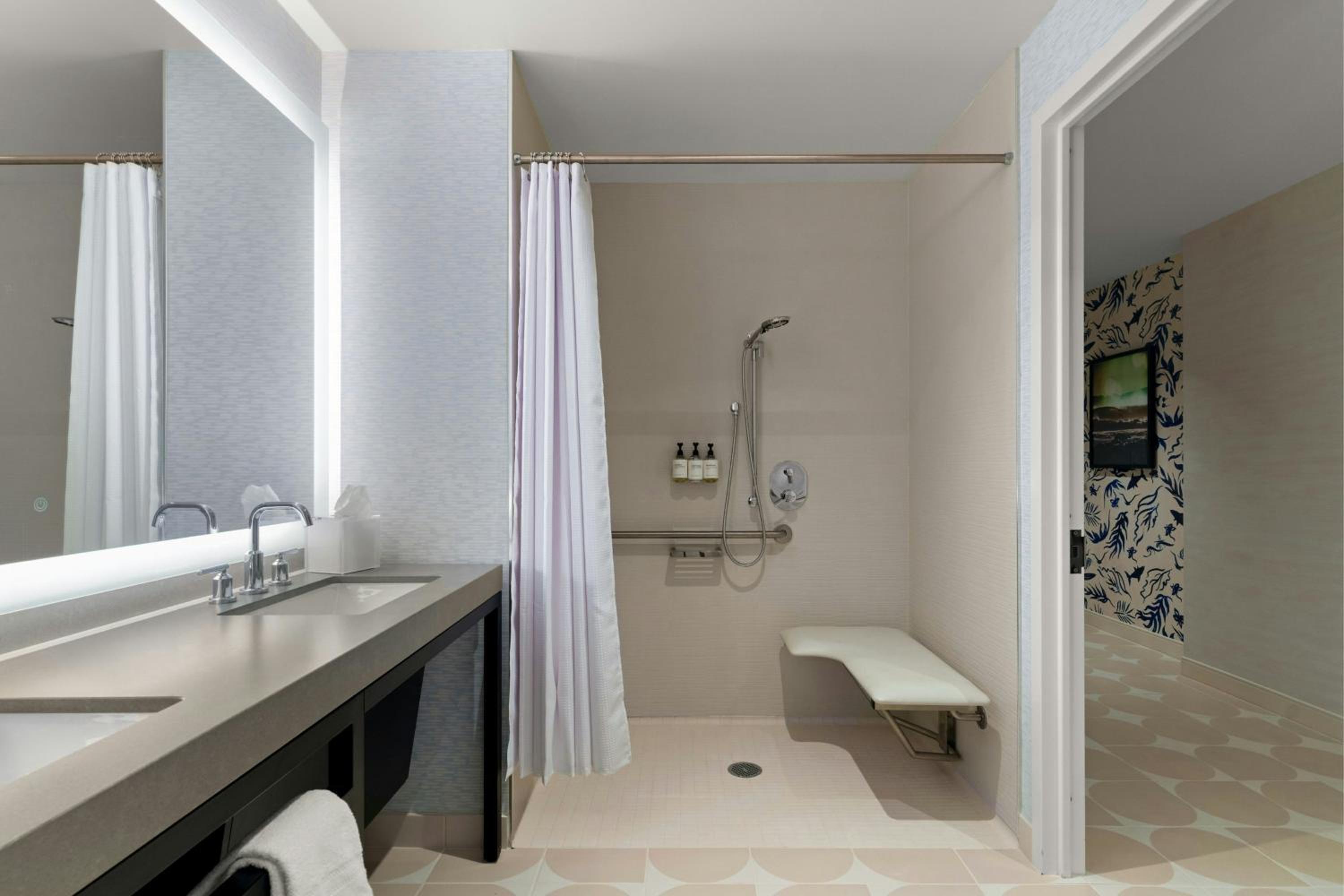 Executive, Suite, King Bed, Queen Bed, Bay View, Sofa, Balcony، Gaylord Pacific Resort & Convention Center 3/4