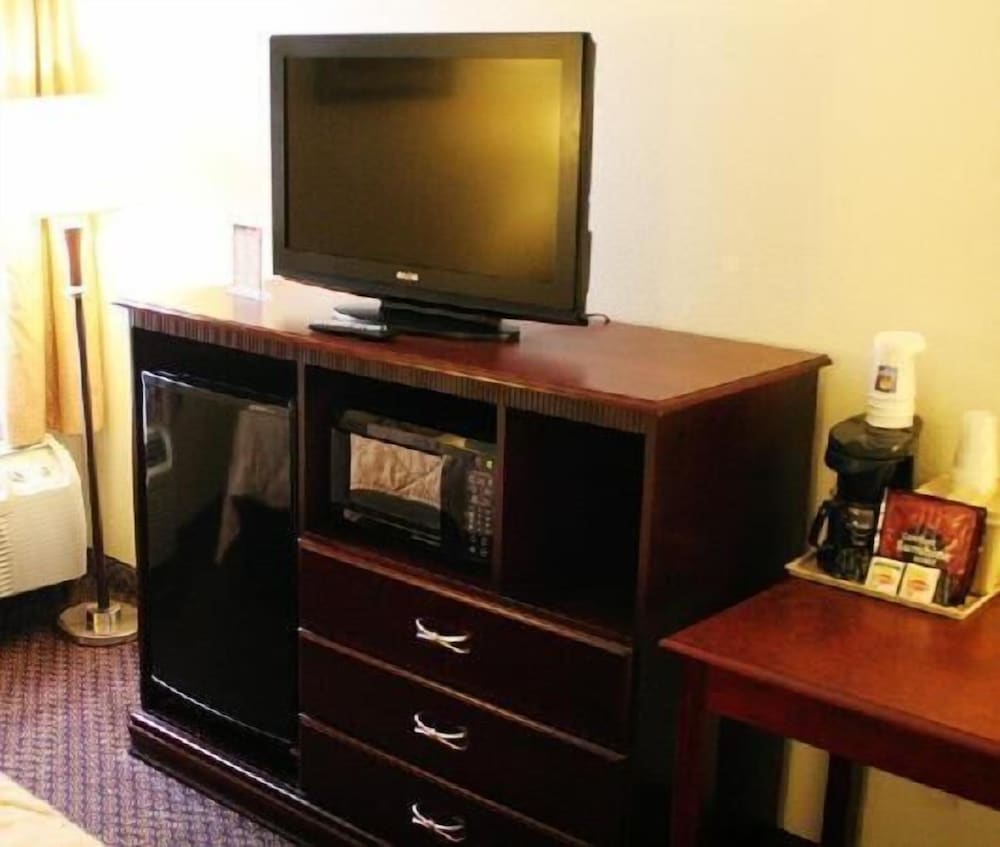 Executive Inn 5/33
