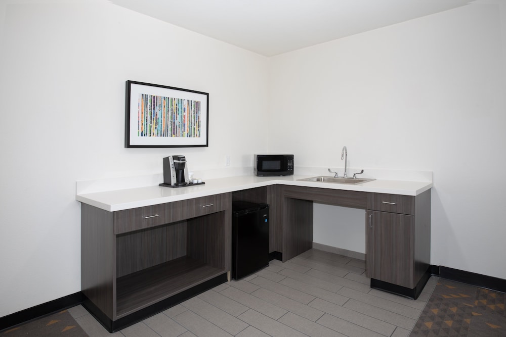 Holiday Inn Glendale - Stadium & Ent Dist 63/77