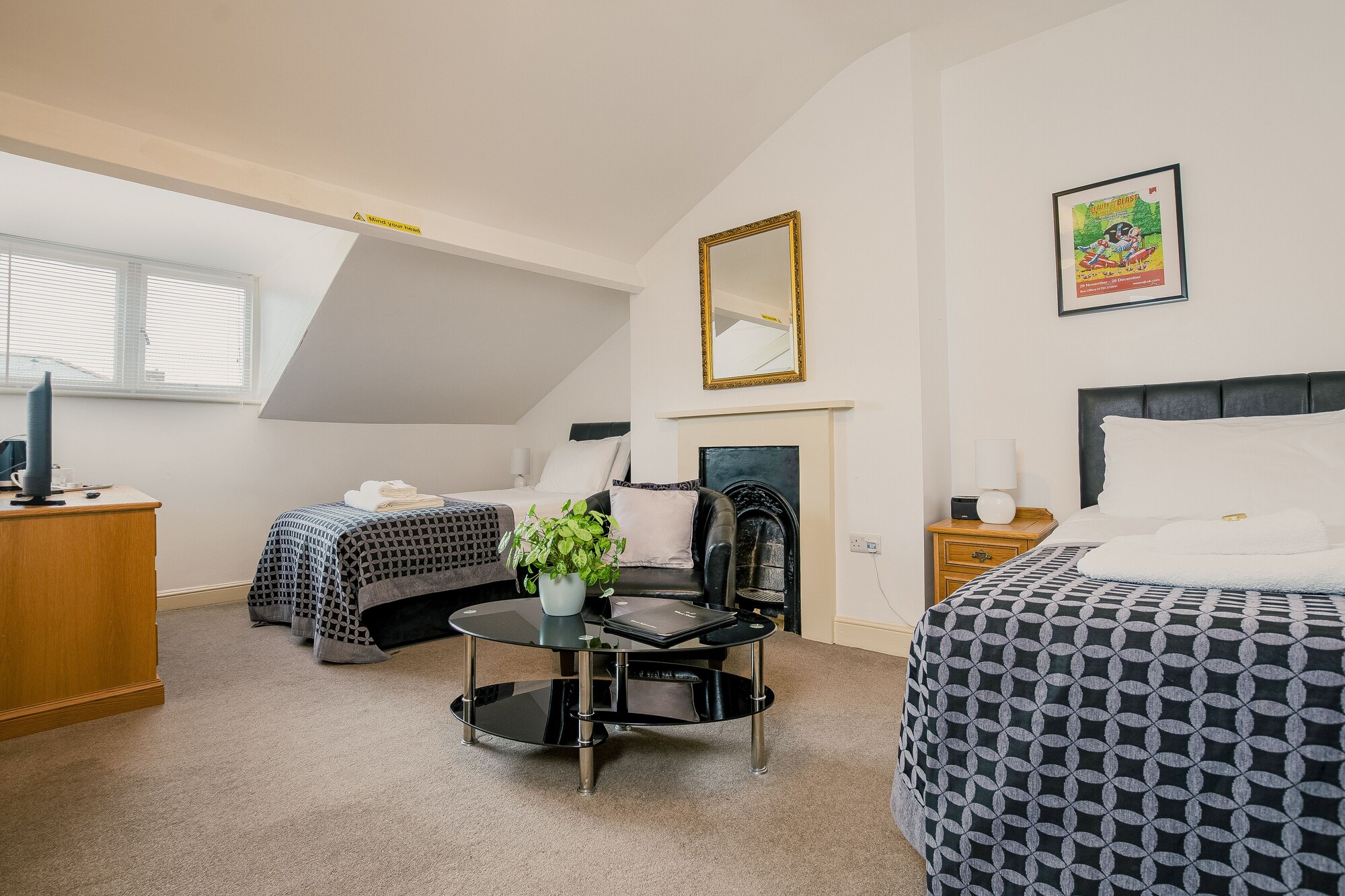 ROOM, TWIN BEDS