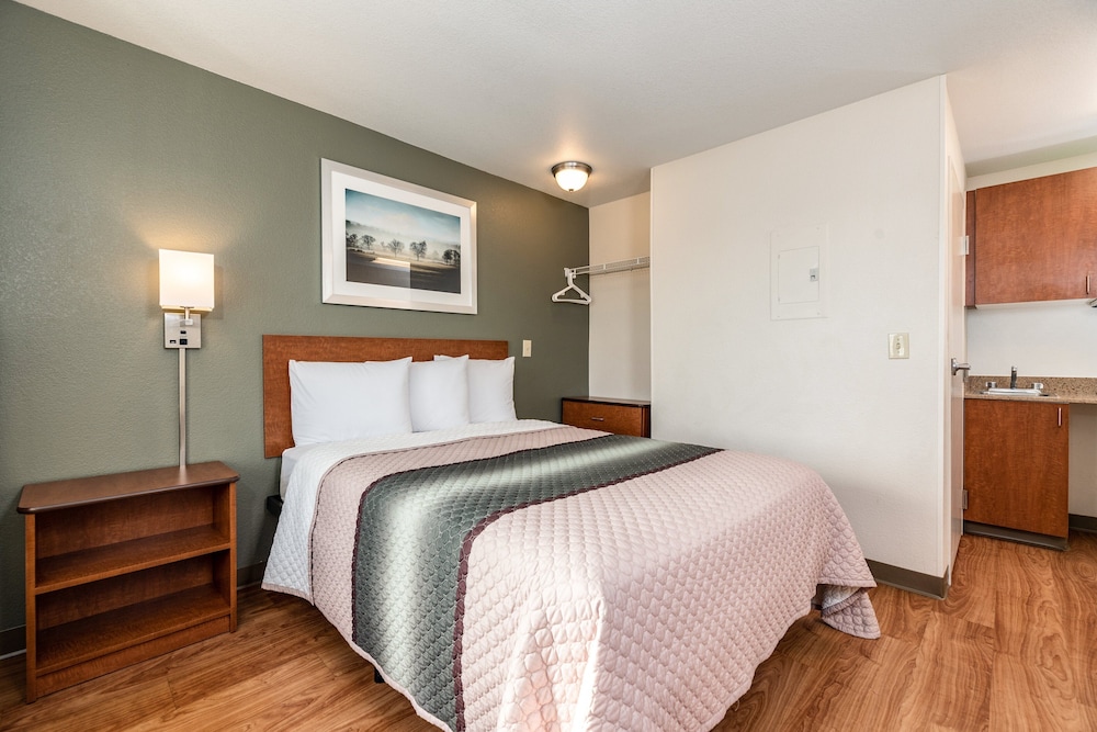 NON-SMOKING STUDIO 1 QUEEN BED
