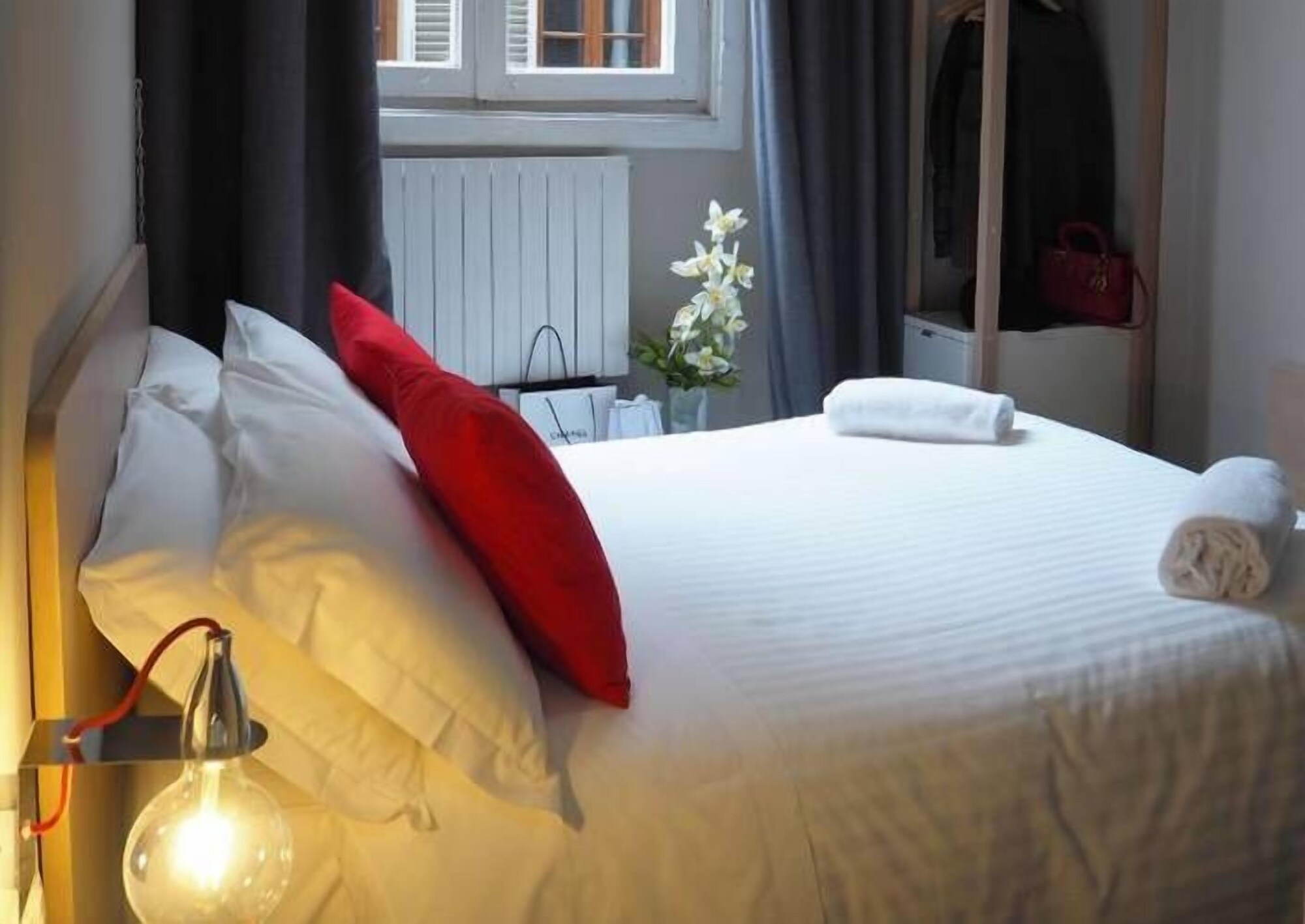 ROOM, SINGLE, SHARED BATHROOM