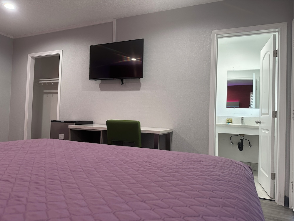 Hi-Way Host Motel 16/56