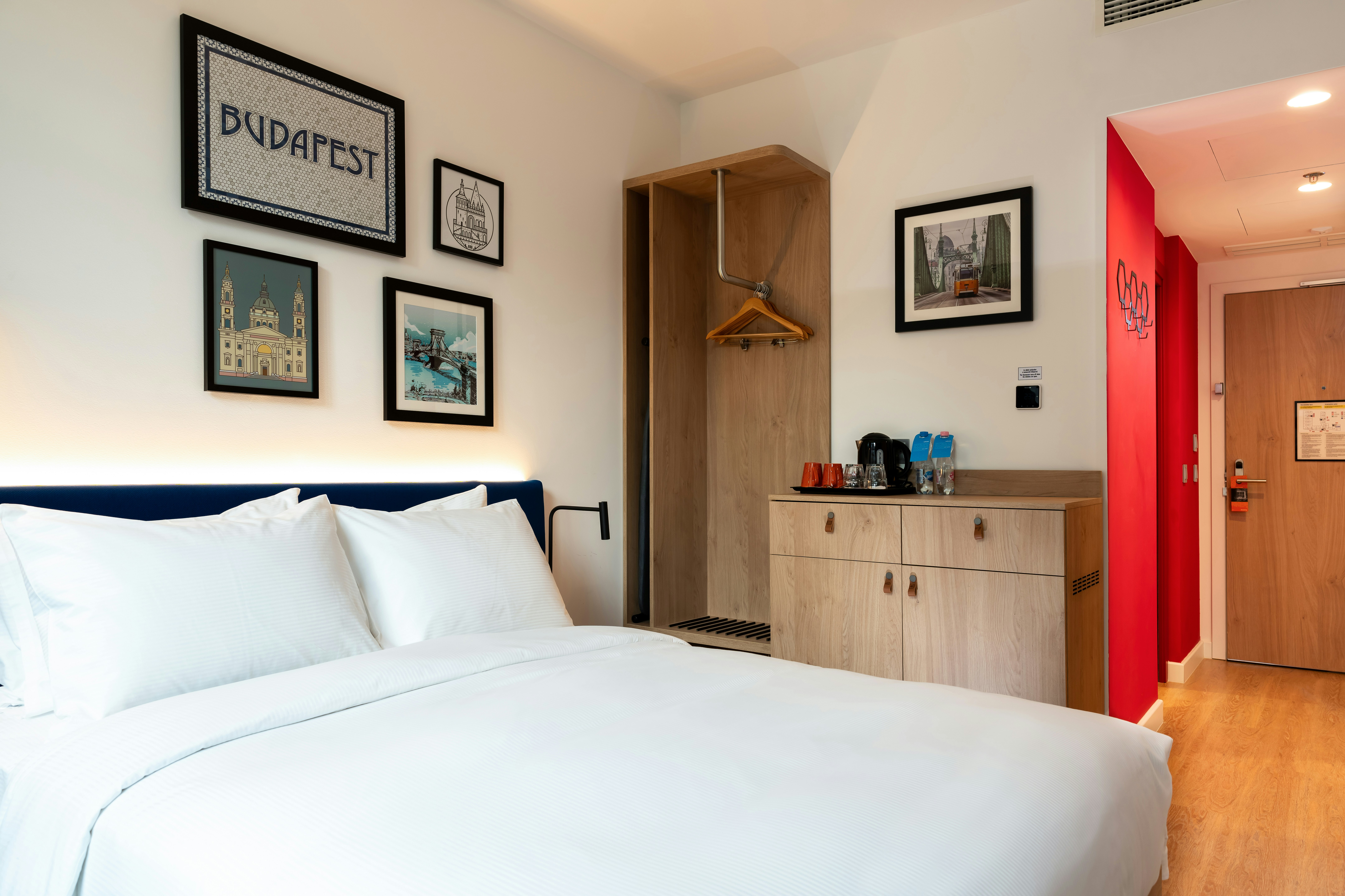 ROOM, QUEEN BED