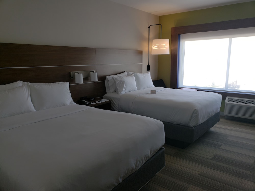 HOLIDAY INN EXPRESS & SUITES BRIGHAM CITY - NORTH UTAH 22/57