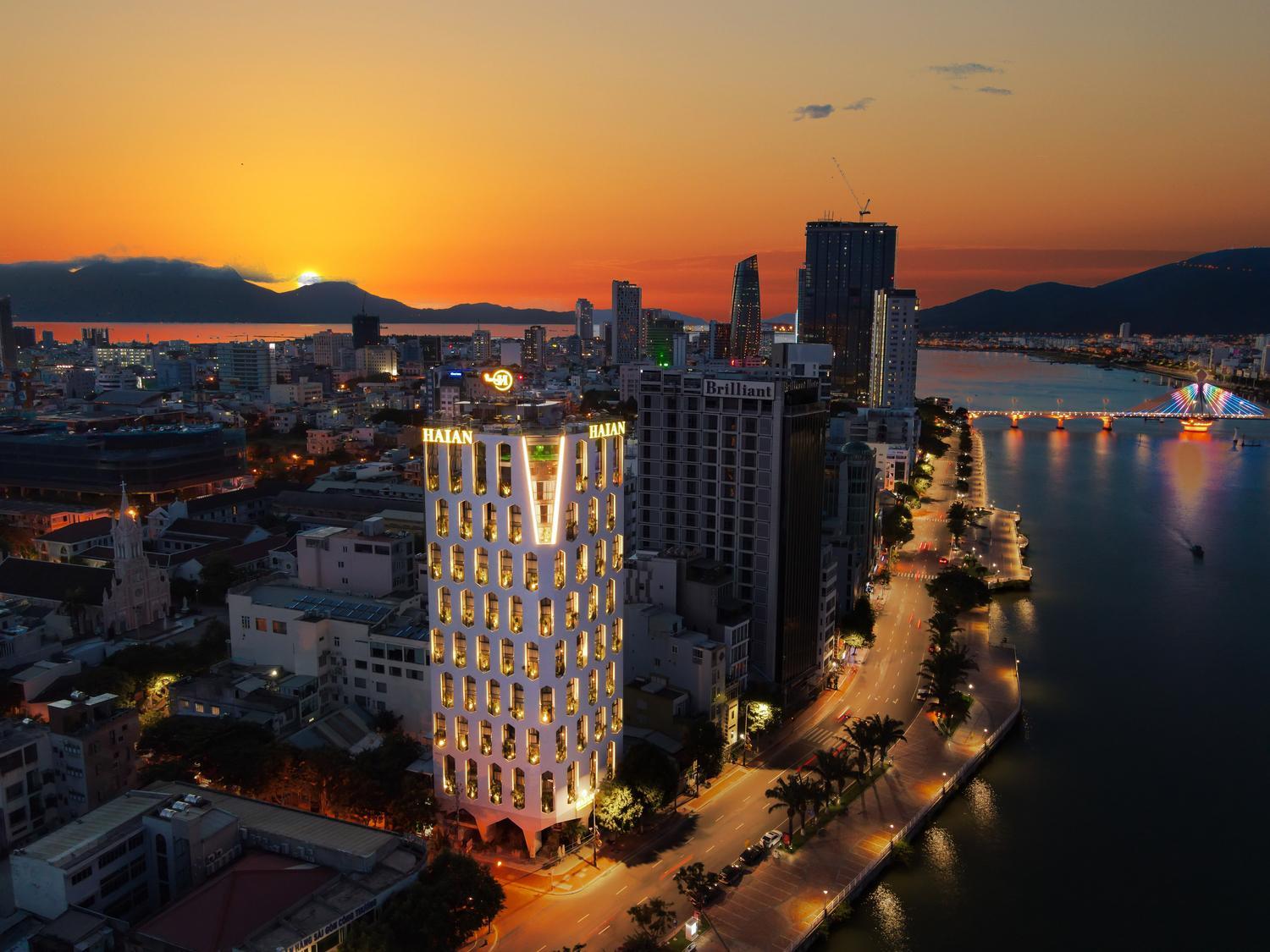 Suite, River Front, Balcony