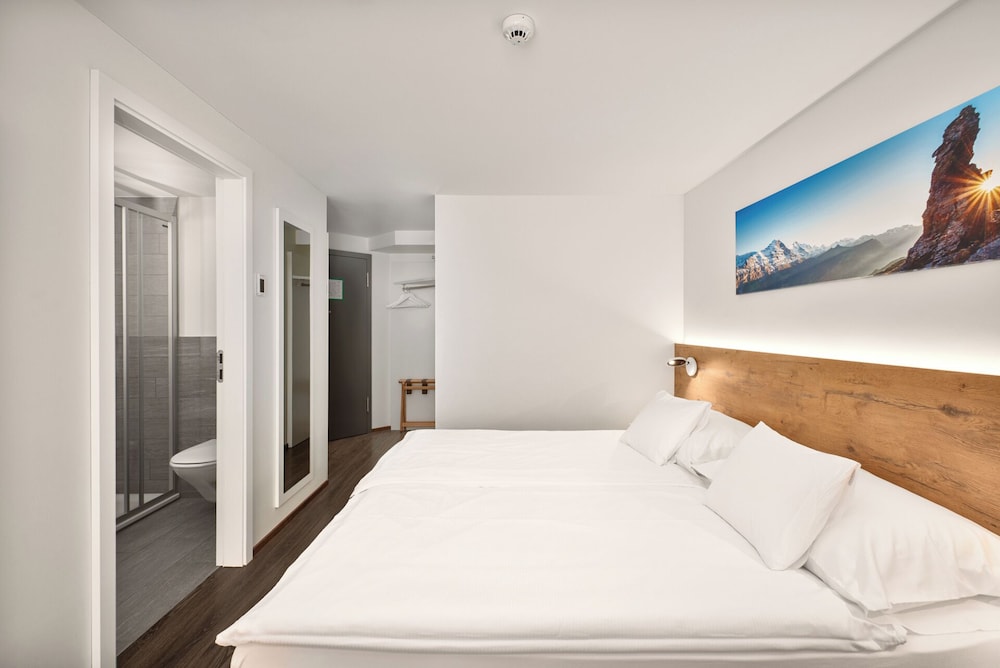 Superior, Twin Beds, Mountain Side