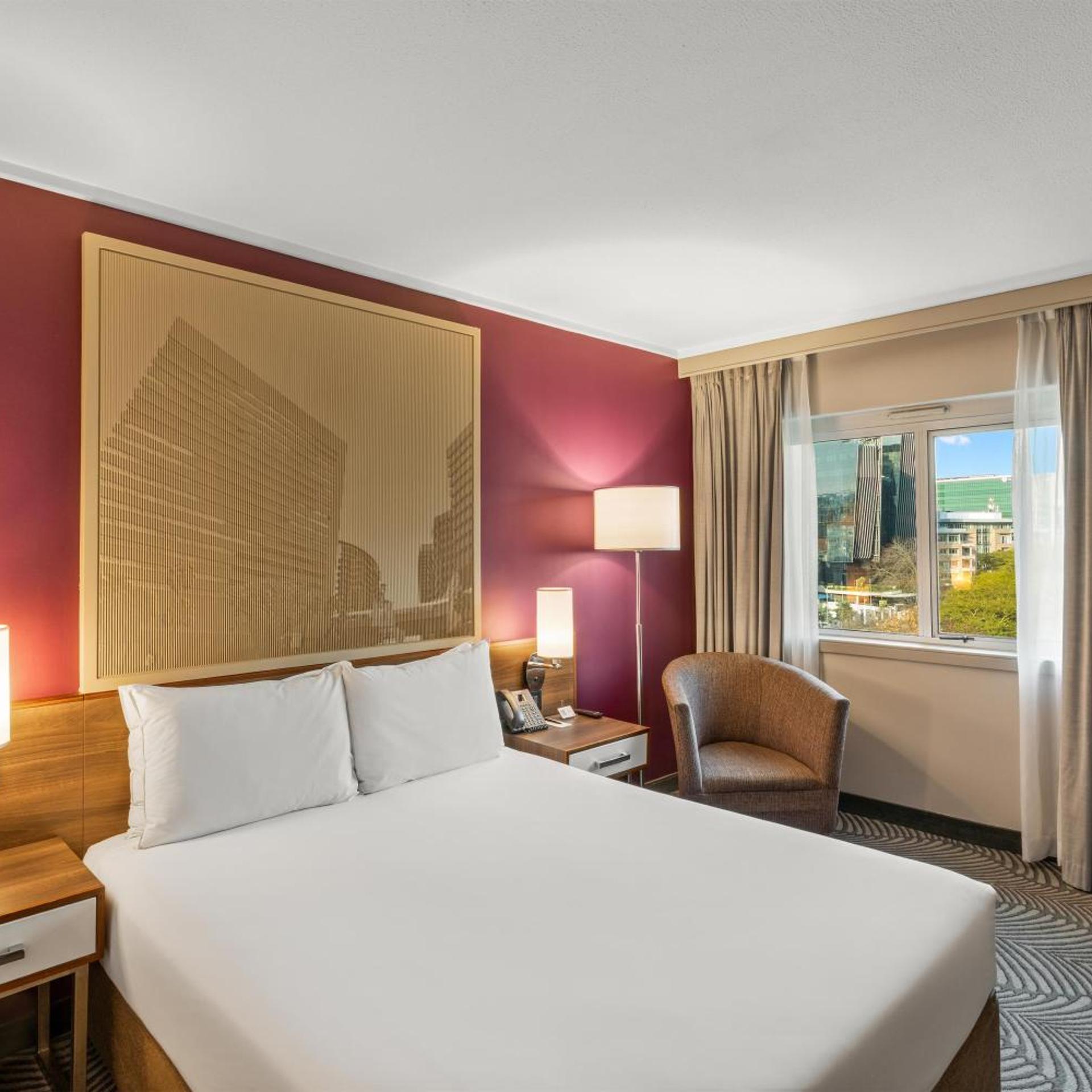 غرفة قياسية بسرير كوين