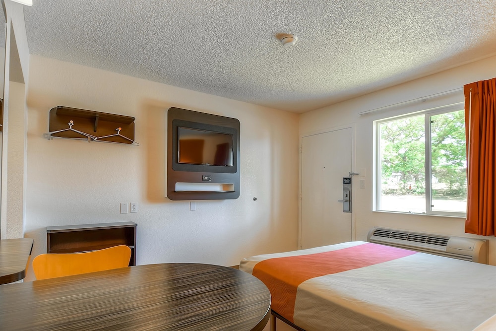 Motel6 San Diego, CA - North 36/61